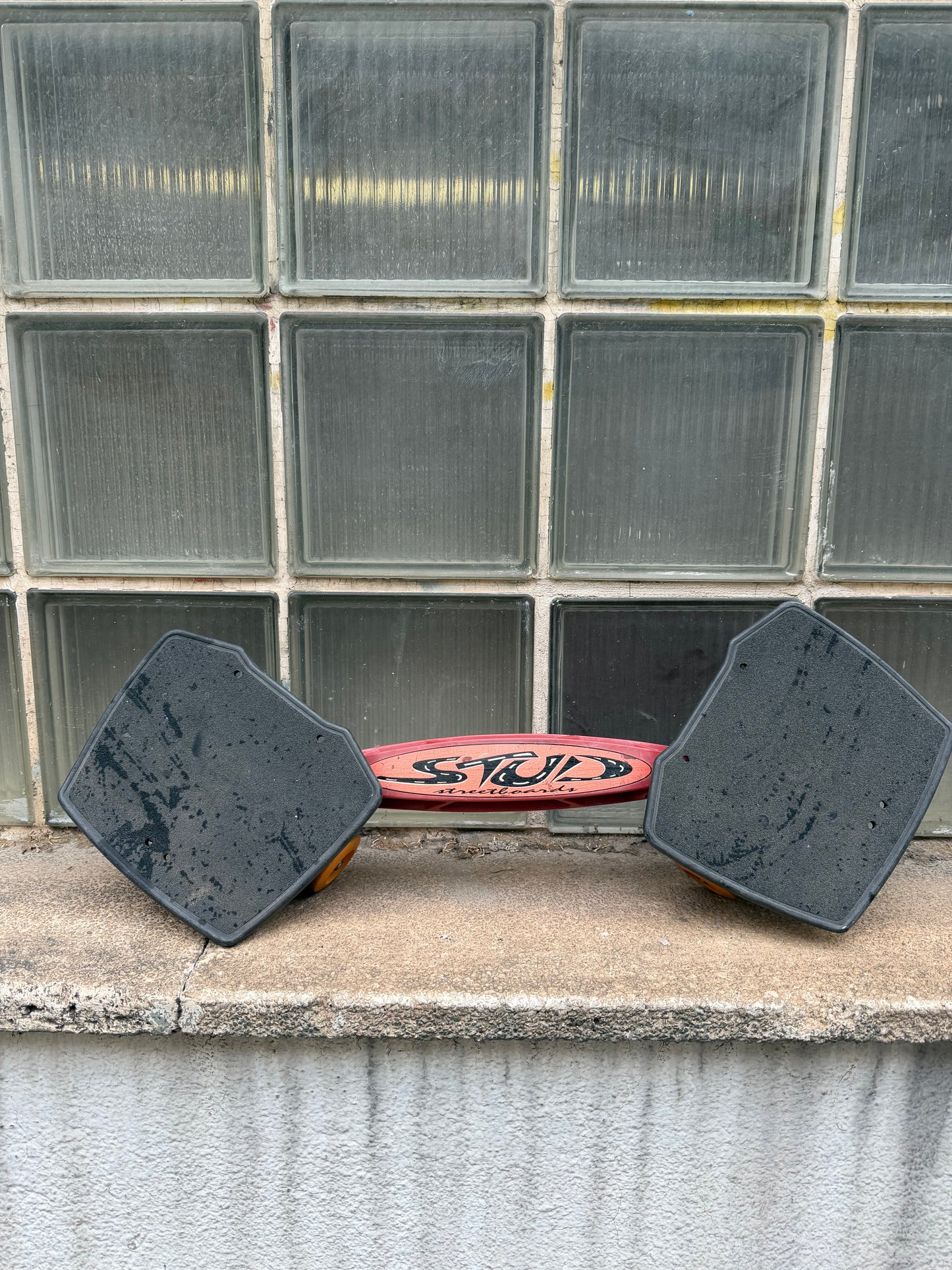 Stud Snakeboard – Vintage Second-Hand Snakeboard (Great Condition)